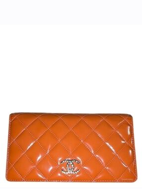 LIKE NEW!!! Chanel Coral Diamond Quilted Patent Leather CC Continental Wallet